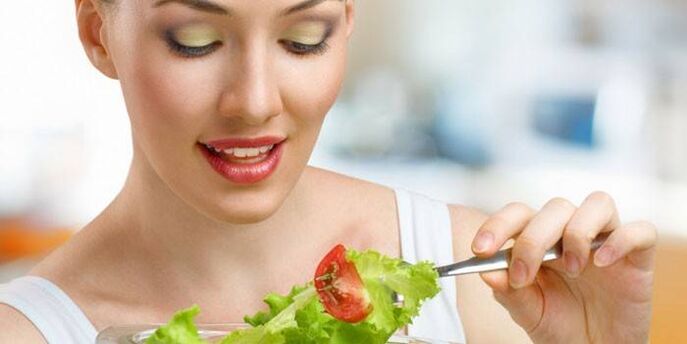 Mangia insalata di verdure per perdere peso